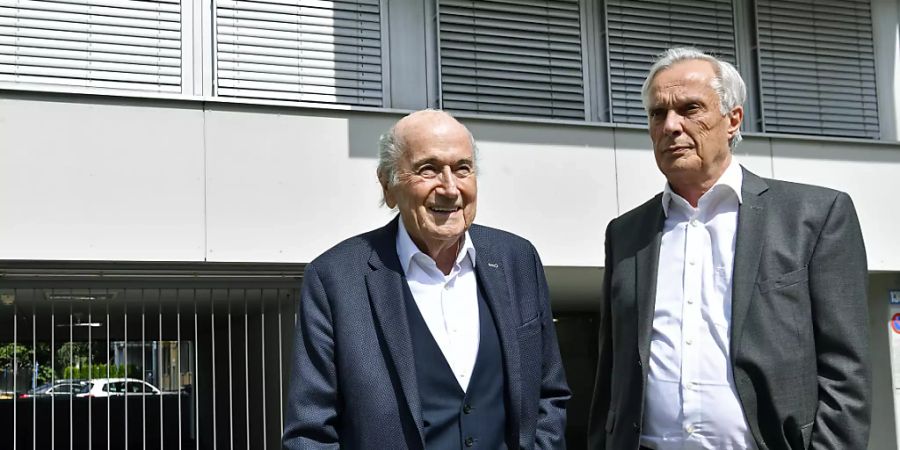 Der ehemalige Fifa-Präsident Sepp Blatter mit seinem Anwalt Lorenz Erni vor dem Büro der Bundesanwaltschaft in Zürich. (Archivbild)