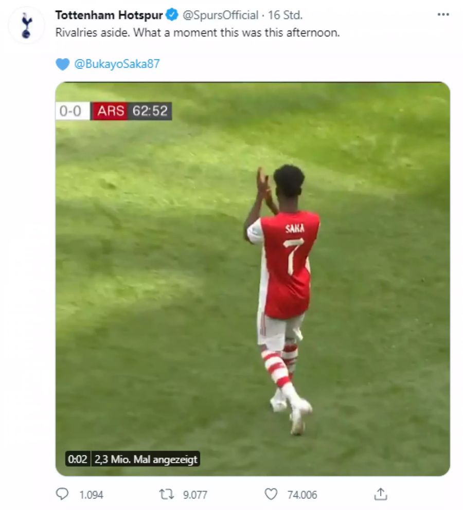 Bukayo Saka spielt zwar bei Arsenal, trotzdem gibt es Applaus der Tottenham-Fans.