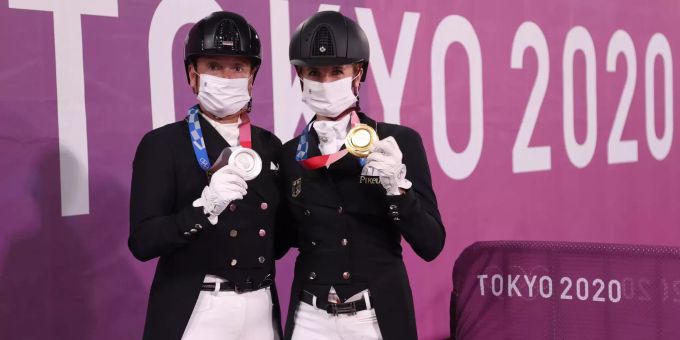 Isabell Werth (l) mit ihrer Silbermedaille und Jessica von Bredow-Werndl mit der Goldmedaille. Dressurreiten