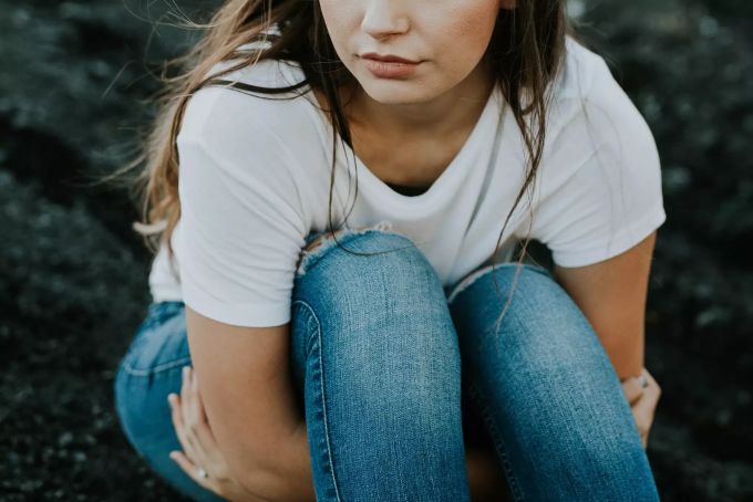 Denken wir immer wieder die gleichen Gedanken, wird auch in unserem Leben alles gleich bleiben. Frau sitzt