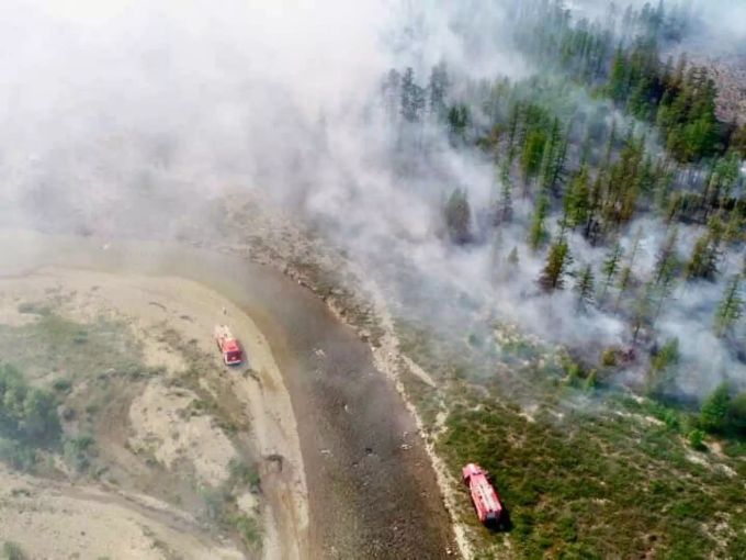 Feuerwehrleute kämpfen gegen das Feuer in der sibirischen Region Jakutien (Republik Sacha). russland waldbrände