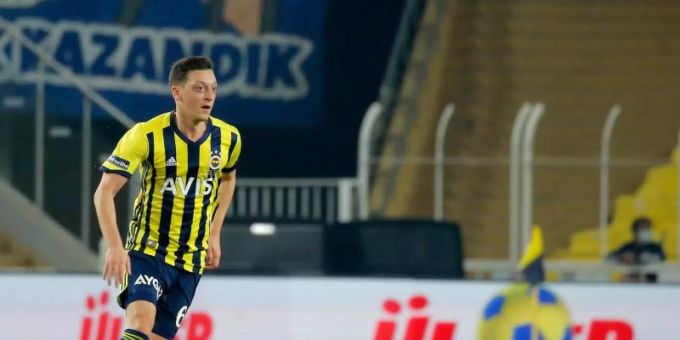 Mesut Özil im Dress von Fenerbahce Istanbul. Foto: Kenan Asyali/AP POOL/dpa Mesut Özil im Dress von Fenerbahce Istanbul. Foto: Kenan Asyali/AP POOL/dpa