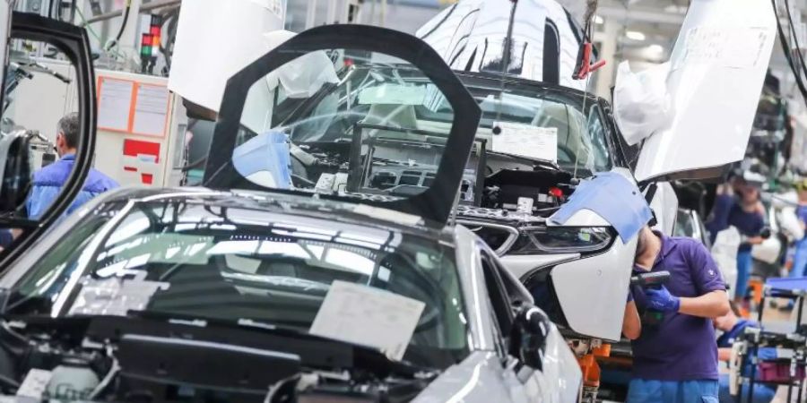 Mitarbeiter im BMW-Werk Leipzig arbeiten in der Montage des i8. Carbon ist als High-Tech-Kunststoff gut für den Autobau geeignet - doch das Material ist nur schwer zu entsorgen. Foto: Jan Woitas/dpa-Zentralbild/dpa