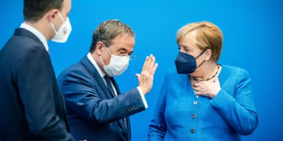 Laschet (M.) mit Merkel und Ziemiak