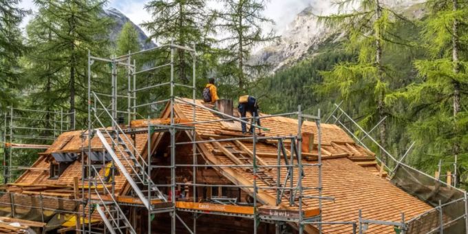 Das Dach der Chamanna Cluozza im Schweizerischen Nationalpark wird mit Lärchenschindeln aus der Region gedeckt. Das Dach der Chamanna Cluozza im Schweizerischen Nationalpark wird mit Lärchenschindeln aus der Region gedeckt.