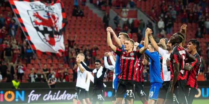 Die Leverkusener Spieler jubeln nach der Partie mit den Fans. Foto: Marius Becker/dpa Die Leverkusener Spieler jubeln nach der Partie mit den Fans. Foto: Marius Becker/dpa