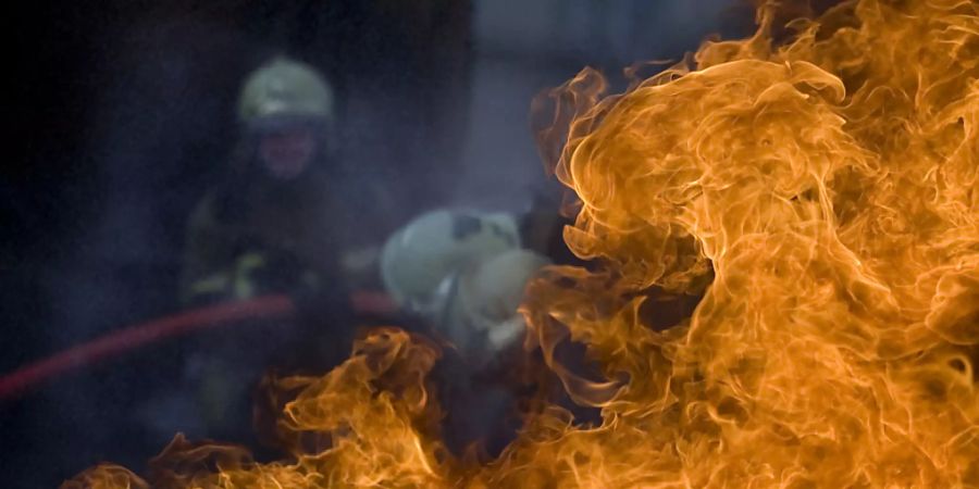Feuerwehrleute sind auf feuerfeste Schutzkleidung angewiesen. Empa-Forscher entwickelten nun aus Baumwolle ein schwer entflammbares Gewebe, das ohne den krebserregenden Stoff Formaldehyd auskommt. (Themenbild)