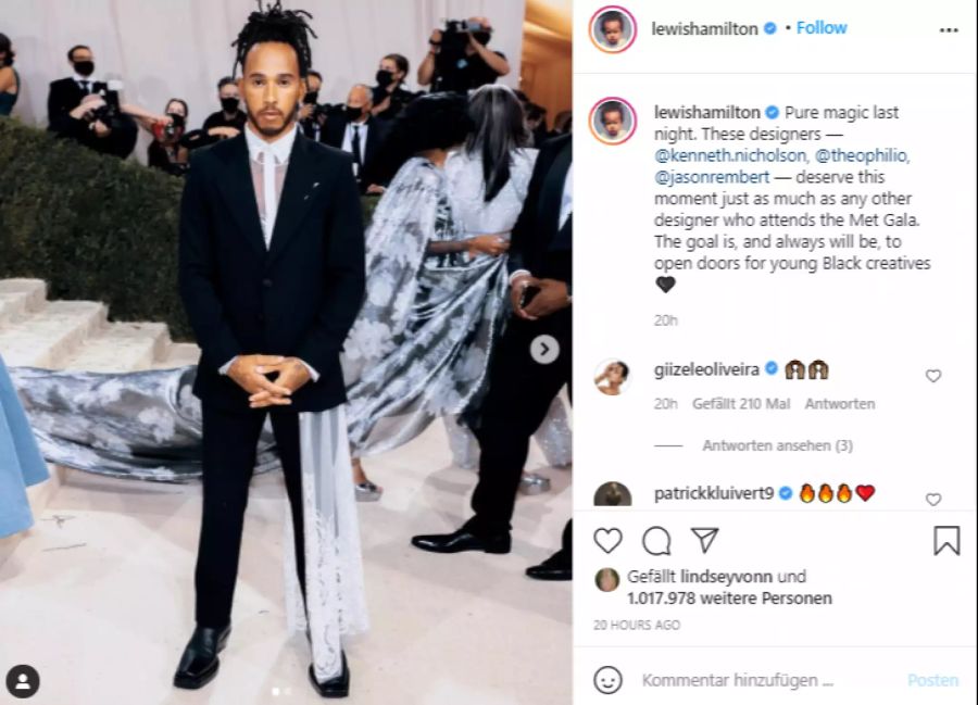 Lewis Hamilton trägt bei der Wohltätigkeitsveranstaltung ein extravagantes Outfit.