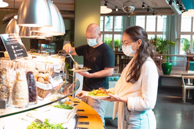 Beim Take-away im Tibits muss wegen des Coronavirus eine Maske getragen werden. coronavirus tibits