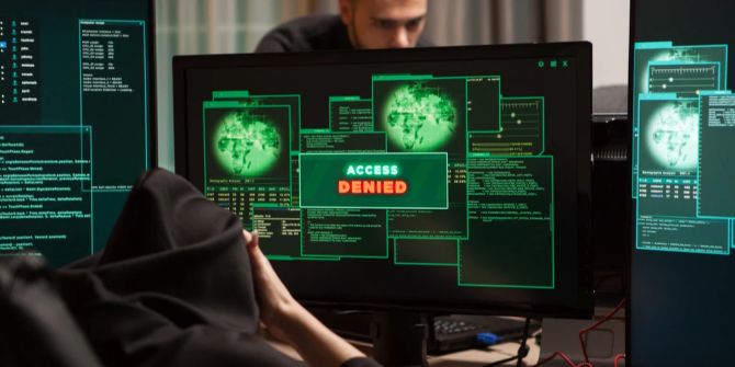 Cyberkriminelle Bildschirme Passwort knacken dunkler Raum