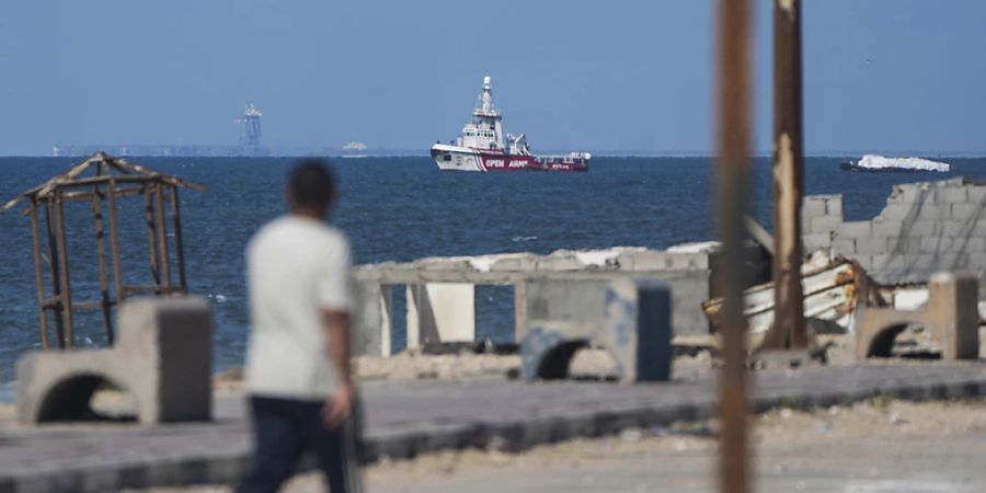 Ein Schiff der Hilfsorganisation Open Arms nähert sich der Küste des Gazastreifens. Foto: Abdel Kareem Hana/AP