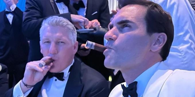 Rauchender Roger - Hier zieht Federer mit Schweini an Zigarre