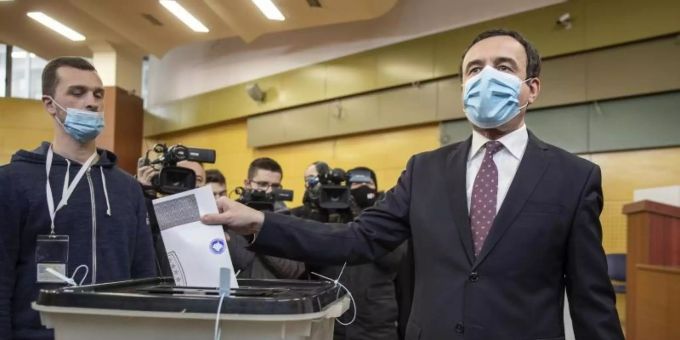 Albin Kurti (r.), Vorsitzender von Vetevendosje, während seiner Stimmabgabe in Pristina. Foto: Visar Kryeziu/AP/dpa Albin Kurti (r.), Vorsitzender von Vetevendosje, während seiner Stimmabgabe in Pristina. Foto: Visar Kryeziu/AP/dpa