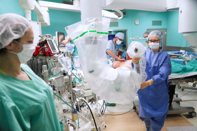 Hätte die Maske negative Folgen, wäre das Operationspersonal schon lange davon betroffen. coronavirus maske