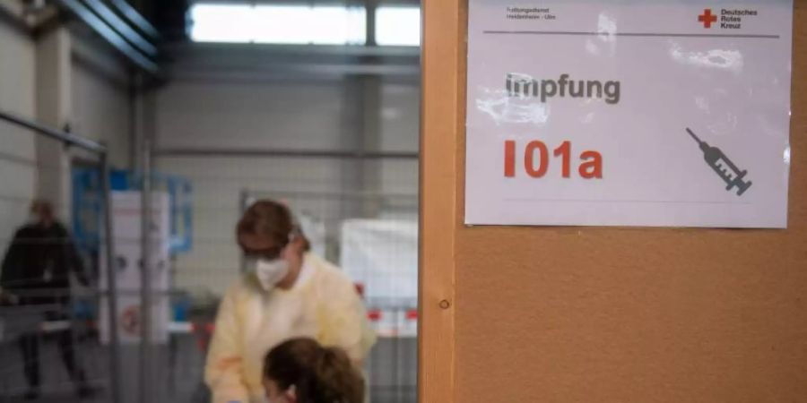 Dorothea Gansloser (l.) und Kim Gühler simulieren im Messezentrum Ulm eine Impfung. Das Deutsche Rote Kreuz probte den Ablauf zur Impfung eines Corona-Impfstoffs in dem neben weiteren für das Land Baden-Württemberg geplanten Impfzentren. Foto: Stefan Puchner/dpa