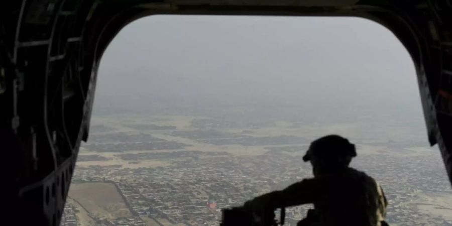 US-Soldat in Hubschrauber über Kabul