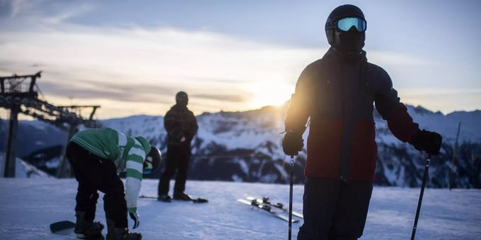 Skifahrer im Skigebiet Flumserberg tragen Mund-Nasen-Bedeckungen. Die Regierung von St.Gallen hat angekündigt, den Skigebieten im Kanton ab dem 22. Dezember keine Bewilligung mehr zu erteilen, sollte der Reproduktionswert des Coronavirus weiterhin zu hoch sein. Coronavirus St.Gallen Skigebiete