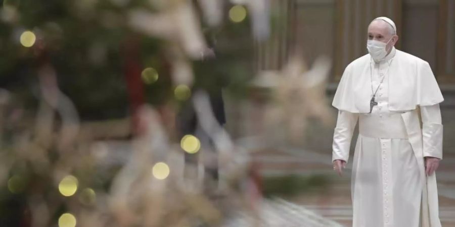Die Corona-Beschränkungen in Italien sind derzeit streng: Papst Franziskus trägt einen Mundschutz. Foto: Uncredited/Vatican Media/AP/dpa