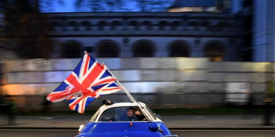 Auto mit britscher Flagge