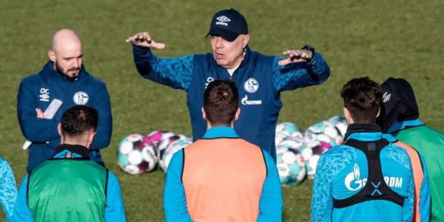 Der FC Schalke 04 erhofft sich vom neuen Trainer Christian Gross (M.) den Aufschwung. Foto: Fabian Strauch/dpa