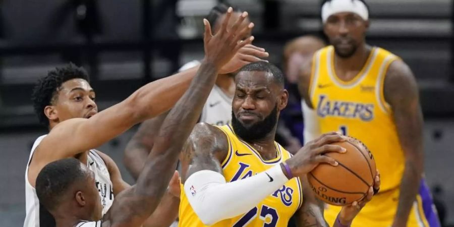 LeBron James (Nr. 23) von den Los Angeles Lakers erzielte gegen die Spurs 26 Punkte. Foto: Eric Gay/AP/dpa