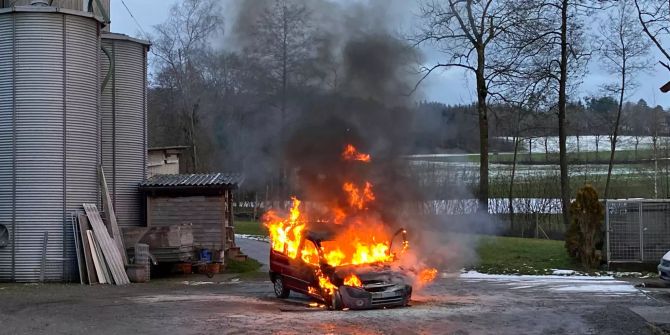 Geuensee LU: Auto gerät in Vollbrand