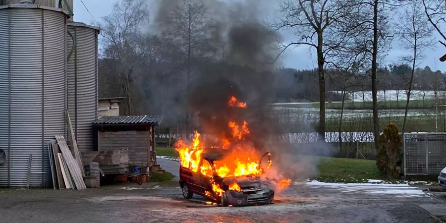 Geuensee LU: Auto gerät in Vollbrand