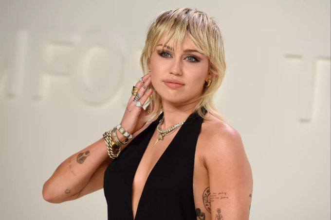 Miley Cyrus unterstützt Musiker-Kollegin Britney Spears. Outfit