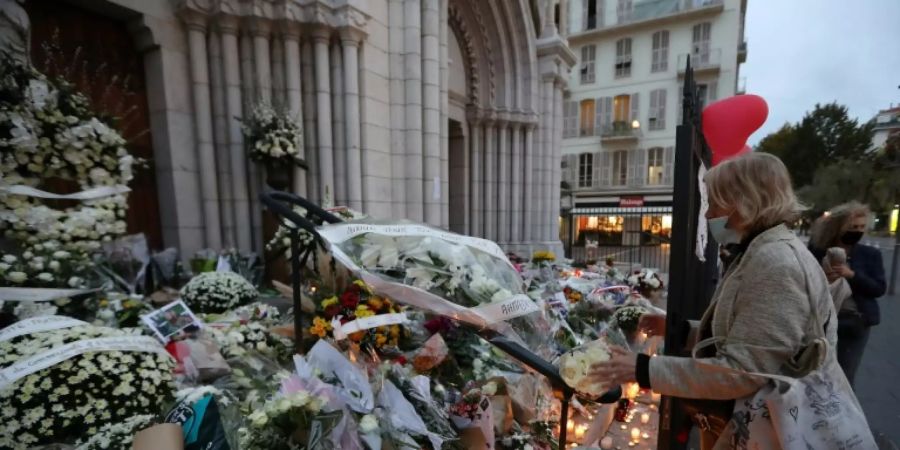 Blumen vor der Basilika von Nizza erinnern an die Toten
