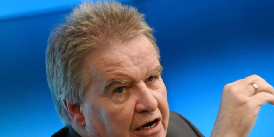 Baden-Württembergs Umweltminister Franz Untersteller wurde viel zu schnell auf Autobahn erwischt. Foto: Marijan Murat/dpa