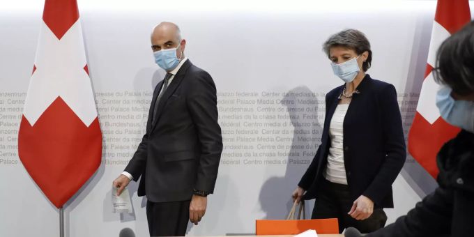 Bundesrat Alain Berset und Bundespräsidentin Simonetta Sommaruga kurz vor Beginn einer Medienkonferenz des Bundesrates zur aktuellen Lage im Zusammenhang mit dem Coronavirus. Coronavirus