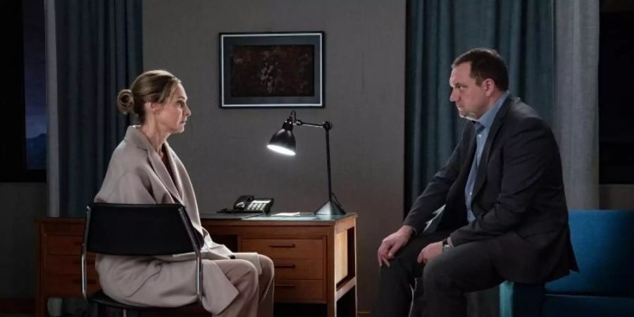 Philosophie-Professorin Judith (Sophie von Kessel) beantwortet die Fragen von Polizist Thomas (Charly Hübner). Foto: Sandra Hoever/ZDF/Arte/dpa