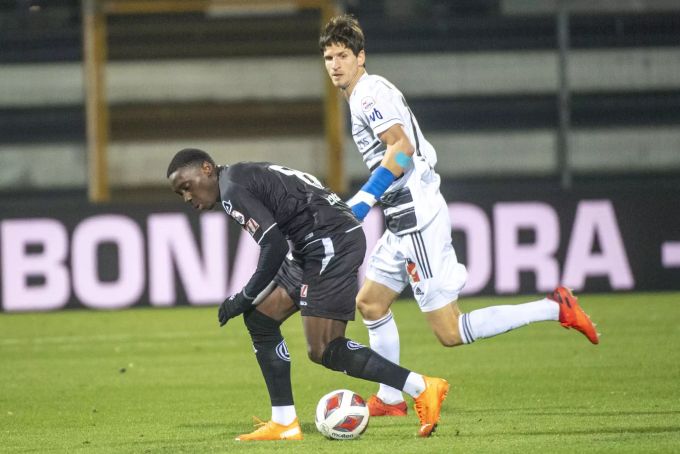Abwehrchef Timm Klose (hinten) stolpert mit dem FC Basel im Tessin. FC Basel