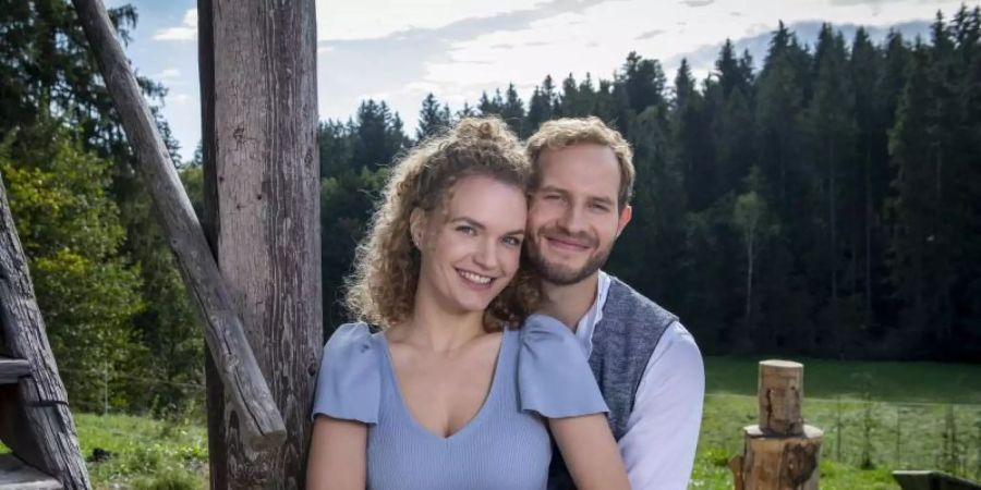 Maja von Thalheim (Christina Arends) und Florian Vogt (Arne Löber) haben sich lieb. Foto: Christof Arnold/ARD/dpa