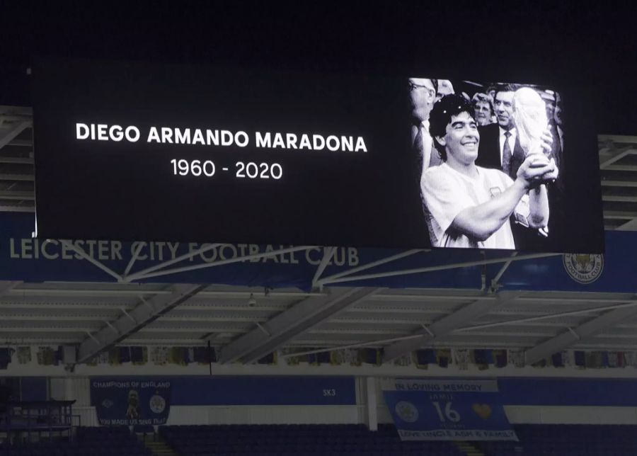 Vor dem Spiel gedenken die Teams im «King Power Stadion» dem kürzlich verstorbenen Diego Maradona.