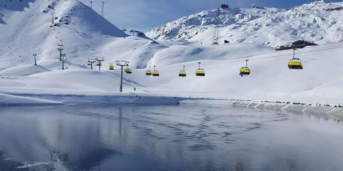 Es gibt teils Wartezeiten in den Skigebieten Graubündens. (Im Bild: Parsenn-Skigebiet Davos). Coronavirus