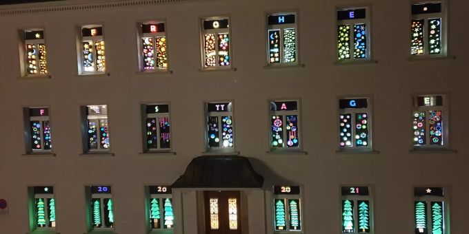 Fensterbeleuchtung an der Schule Netstal.