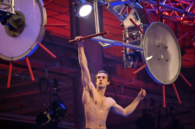 «Ninja Warrior Germany 2020»: Alex Wurm hangelt sich von Stange zu Stange. Alexander Wurm klettert