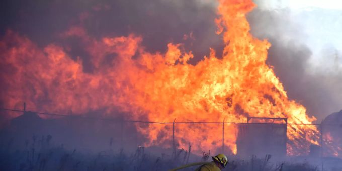 Die Feuerwehr versucht die neuen Brände in Kalifornien einzudämmen: Der US-Staat ist dieses Jahr erneut von immer wiederkehrenden Waldbränden betroffen. Foto: Will Lester/The Orange County Register/AP/dpa Die Feuerwehr versucht die neuen Brände in Kalifornien einzudämmen: Der US-Staat ist dieses Jahr erneut von immer wiederkehrenden Waldbränden betroffen. Foto: Will Lester/The Orange County Register/AP/dpa