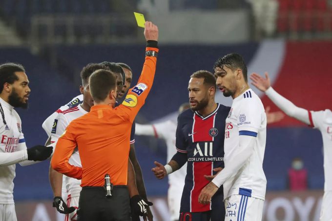 Neymar kassiert im Spiel gegen Lyon die Gelbe Karte. Neymar