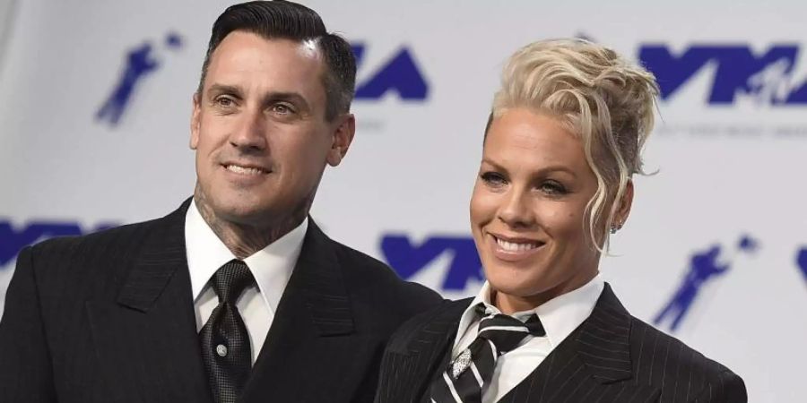 Pink und ihr Mann Carey Hart (l) sind seit 15 Jahren verheiratet. Foto: Jordan Strauss/Invision /AP/dpa