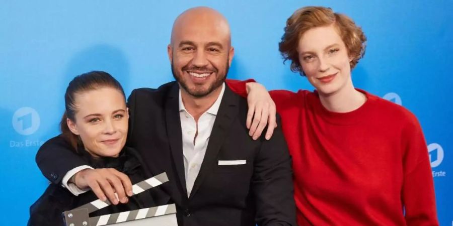 Jasna Fritzi Bauer (l), Dar Salim und Luise Wolfram spielen sich selbst in «How to Tatort». Foto: Georg Wendt/dpa
