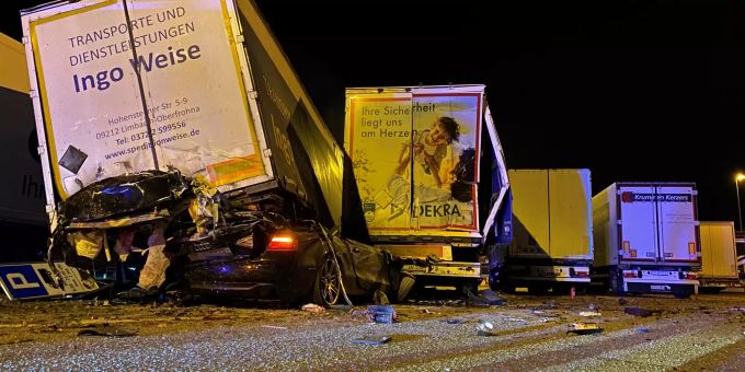 Automobilist bei heftiger Kollision gestorben. Automobilist bei heftiger Kollision gestorben