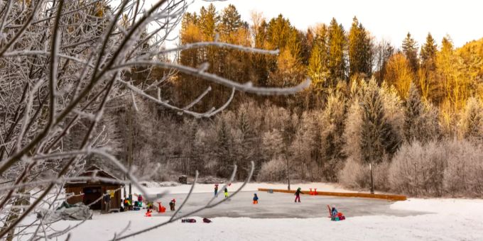 Unterwegs mit Nau - Schlittschuhlaufen auf Natureisbahnen
