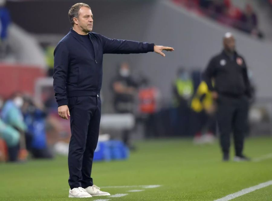 Bayern-Coach Hansi Flick gibt seinen Spielern Anweisungen.