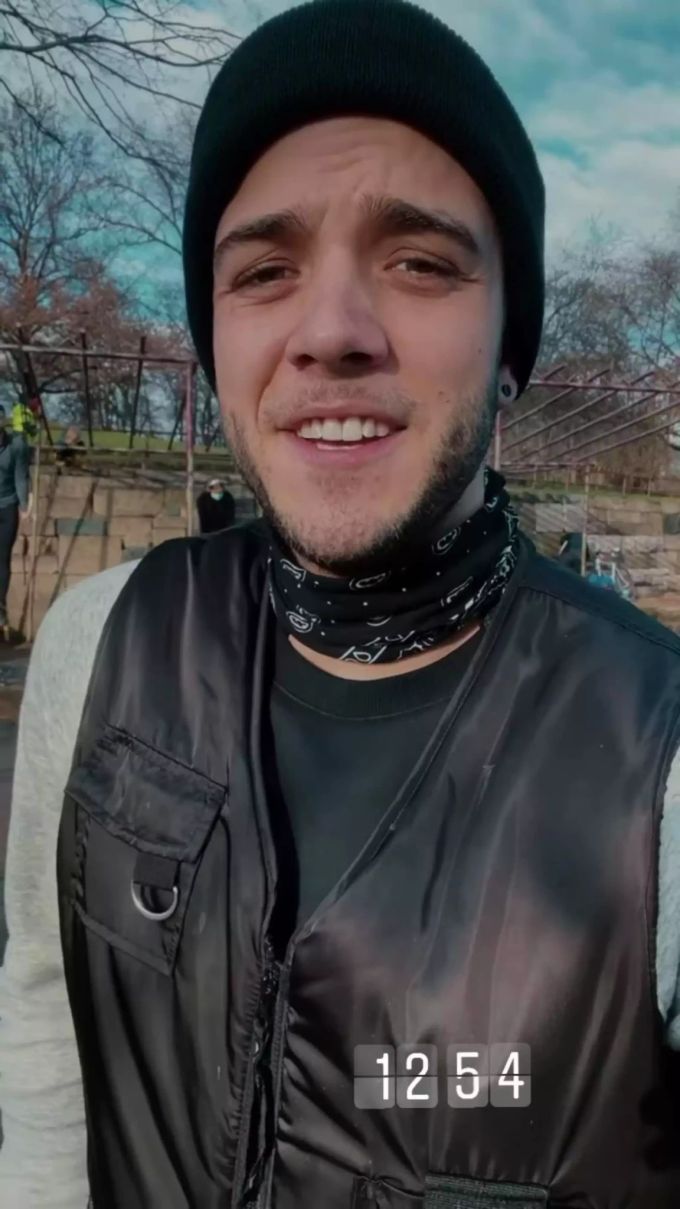 Luca Hänni trainiert trotz eisigen Temperaturen im Freien. luca