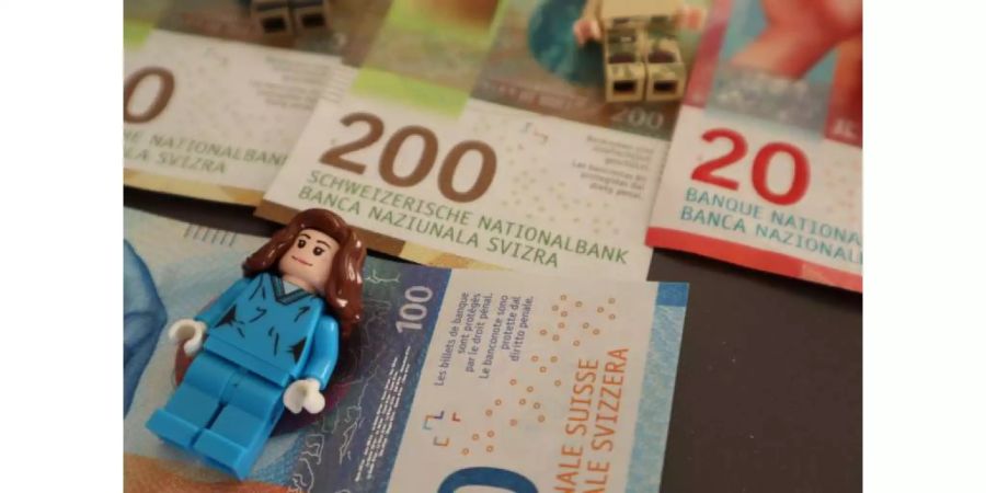 Legomännchen auf Geld.