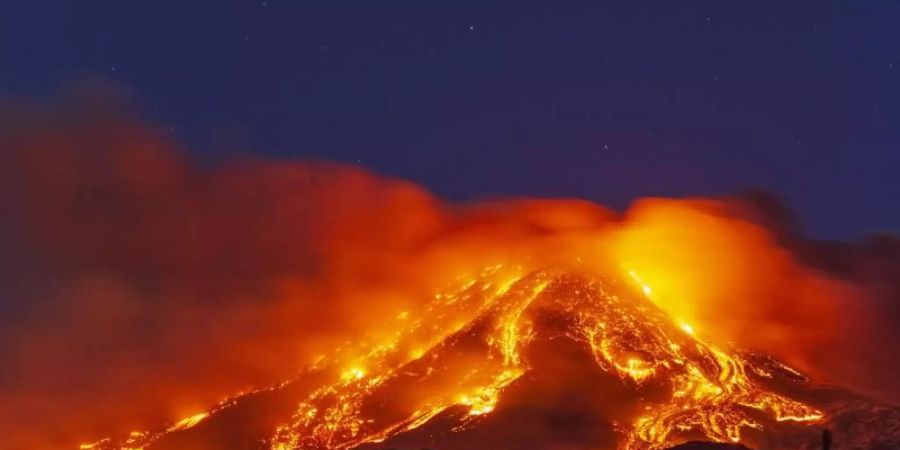 Lava sprudelt aus dem Vulkan Ätna. Foto: Salvatore Allegra/AP/dpa