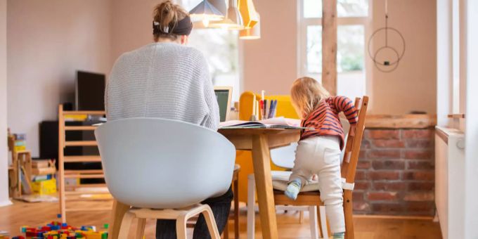 Das Kind wird im Homeoffice zum neuen Arbeitskollegen. Coronavirus Homeoffice