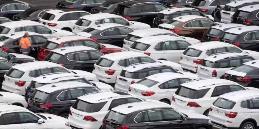 Die im vergangenen Jahr in Deutschland neu zugelassenen Autos stossen deutlich weniger CO2 aus. Foto: Ingo Wagner/dpa